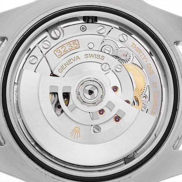 Calibre 3235 visível — 31 rubis, corda automática